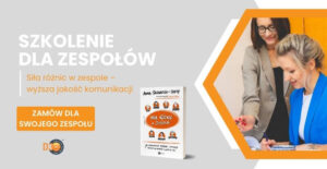 Obraz jest reklamą programu szkolenia dla zespołów. Tło utrzymane jest w odcieniach szarości. Po prawej stronie znajduje się zdjęcie dwóch uśmiechniętych kobiet, które coś omawiają. Jedna z nich siedzi, a druga stoi koło niej. Obok zdjęcia znajduje się książka pt. ,,Siła różnic w zespole'' Ani Sarnackiej-Smith. Po lewej stronie widnieje napis: ,,SZKOLENIE DLA ZESPOŁÓW. Siła różnic w zespole - wyższą jakością komunikacji.'' 