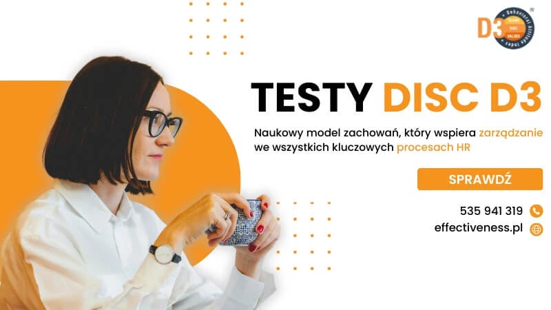 Zdjęcie przedstawia reklamę testy DISC D3 — narzędzia oparte na naukowym modelu zachowań, wykorzystywane w procesach HR. Po lewej stronie widzimy kobietę w okularach, trzymającą filiżankę. Po prawej stronie znajduje się hasło promujące testy jako wsparcie w zarządzaniu ludźmi. Całość utrzymana jest w przejrzystej, profesjonalnej estetyce z dominującymi barwami białą, pomarańczową i czarną.