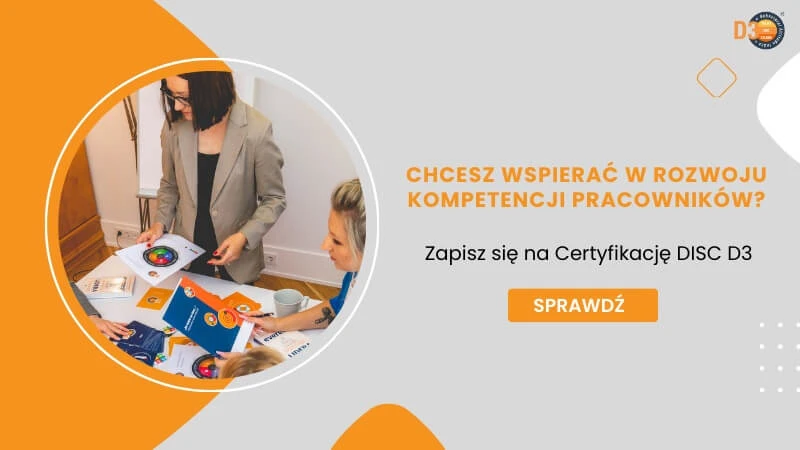 Na grafice promującej certyfikację DISC D3 widzimy trzy osoby zaangażowane w rozmowę lub szkolenie. Przeglądają kolorowe materiały i wykresy związane z analizą stylów osobowości DISC. Po prawej stronie znajduje się komunikat zachęcający do zapisania się na certyfikację, skierowany do osób wspierających rozwój kompetencji pracowników.