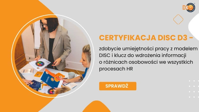 Na zdjęciu po lewej stronie znajduje się okrągłe zdjęcie przedstawiające scenę warsztatową – kobieta w marynarce stoi przy stole i pokazuje uczestnikom materiały związane z modelem DISC. Na stole leżą broszury i materiały szkoleniowe, a uczestnicy siedzą wokół i aktywnie biorą udział w spotkaniu. Po prawej stronie umieszczono duży nagłówek: „CERTYFIKACJA DISC D3 – zdobycie umiejętności pracy z modelem DISC i klucz do wdrożenia informacji o różnicach osobowości we wszystkich procesach HR”. Pod tekstem znajduje się pomarańczowy przycisk z napisem „SPRAWDŹ”.