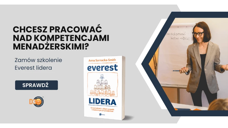 Grafika przedstawia scenę szkoleniową promującą program rozwoju kompetencji menadżerskich „Everest Lidera”. Kobieta prowadząca szkolenie stoi przy flipcharcie, na którym widnieje słowo „Świadomość''. Jej gesty i kontakt wzrokowy wskazują na aktywne zaangażowanie w przekaz i interakcję z uczestnikami. Grafika zawiera wyraźne hasło: „CHCESZ PRACOWAĆ NAD KOMPETENCJAMI MENADŻERSKIMI?”, które bezpośrednio zachęca do działania. Obok znajduje się okładka książki „Everest Lidera” autorstwa Anny Samackiej-Smith, z podtytułem „Świadome, autentyczne przywództwo w zmieniającym się świecie” — co nadaje całości głębię i podkreśla wartość merytoryczną programu.