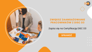 Baner, na którym widnieje napis po prawej stronie: ZWIĘKSZ ZAANGAŻOWANIE PRACOWNIKÓW Z DISC D3. Zapisz się na Certyfikację DISC D3. Po lewej w kółku widać dwie kobiety, które pochylają się nad biurkiem, na którym są papiery i kolorowe broszury. 