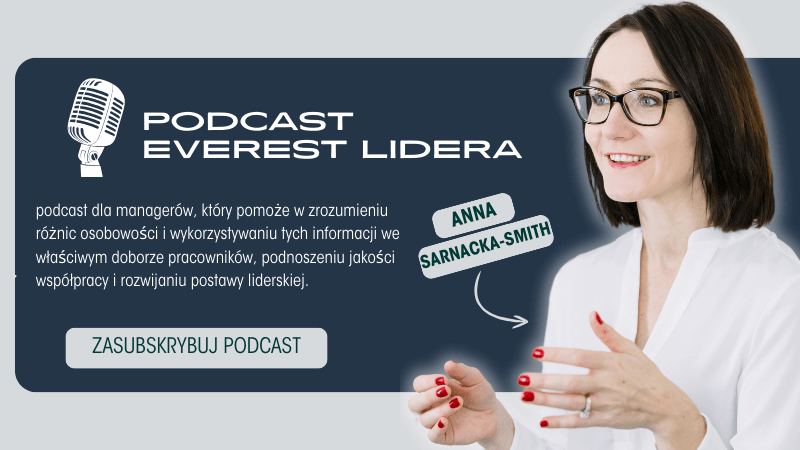 Obraz przedstawia reklamę podcastu zatytułowanego "Podcast Everest Lidera." Tekst na obrazie dostarcza informacji o podcaście. Podcast jest skierowany do menedżerów i pomaga w zrozumieniu różnic osobowości oraz wykorzystaniu tych informacji do właściwego doboru pracowników, poprawy jakości współpracy i rozwijania postaw liderskich. Obok napisu jest uśmiechnięta Anna Sarnacka-Smith w białej koszuli.