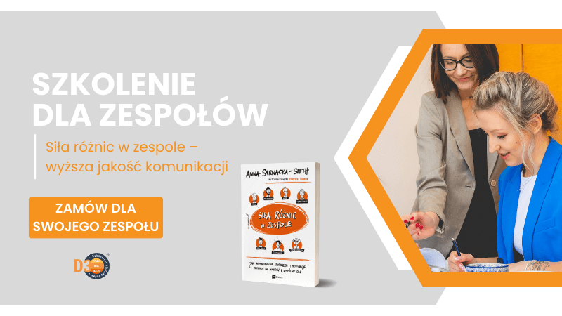 Szkolenie dla zespołów. Siła różnic w zespole - wyższa jakość komunikacji. Na zdjęciu uśmiechnięta Anna Sarnacka-Smith, która ubrana jest w czarny top i beżową marynarkę oraz czarne spodnie. Ania pochyla się nad swoją pracownicą, która siedzi przy stole w niebieskiej marynarce i trzyma w dłoni długopis.