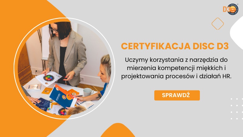 Zdjęcie przedstawia grafikę promocyjną, która składa się z dwóch części. Po lewej – zdjęcie w pomarańczowej ramie koła, pokazujące kobietę prowadzącą szkolenie DISC D3 i uczestników z materiałami. Po prawej – szare tło z pomarańczowym nagłówkiem „CERTYFIKACJA DISC D3”, opisem szkolenia oraz przyciskiem „SPRAWDŹ”. Całość uzupełniają nowoczesne, graficzne akcenty i logo firmy w rogu.