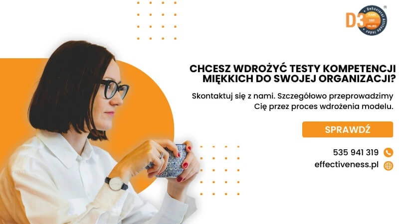 Grafika zachęca do wdrożenia testów kompetencji miękkich w organizacji z wykorzystaniem modelu DISC D3. Przedstawiona kobieta w biznesowym stylu, trzymająca kubek i spoglądająca w bok, buduje wrażenie profesjonalizmu, spokoju i refleksji. Czytelny komunikat oraz przycisk „Sprawdź” podkreślają ofertę wsparcia we wdrażaniu narzędzi HR.