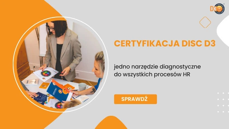 Na grafice przedstawiono ofertę Certyfikacji DISC D3. W centralnej części widzimy fragment warsztatu – kilka osób pracuje przy stole z materiałami szkoleniowymi i narzędziami diagnostycznymi DISC, co pokazuje praktyczny charakter pracy. Po prawej stronie znajduje się jasny komunikat: jedno narzędzie diagnostyczne do wszystkich procesów HR, podkreślający uniwersalność rozwiązania. Całość uzupełnia przycisk „Sprawdź”, który zachęca do zapoznania się ze szczegółami certyfikacji.