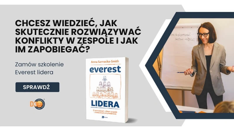Zdjęcie przedstawia reklamę firmy Effectiveness. Na zdjęciu po lewej stronie widnieje napis: ,,Chcesz wiedzieć, jak skutecznie rozwiązywać konflikty w zespole i jak im zapobiegać? Zamów szkolenie Everest lidera.'' Na środku widać książkę Anny Sarnackiej- Smith Everest Lidera. Po prawej stronie widoczna jest uśmiechnięta kobieta stojąca przy flipcharcie. Kobieta trzyma w jednej dłoni długopis, gestykulując rękoma. 